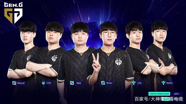 足球场上的 足球场上的